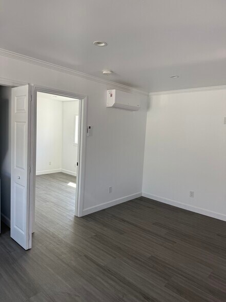 Building Photo - 265 E 69th Way