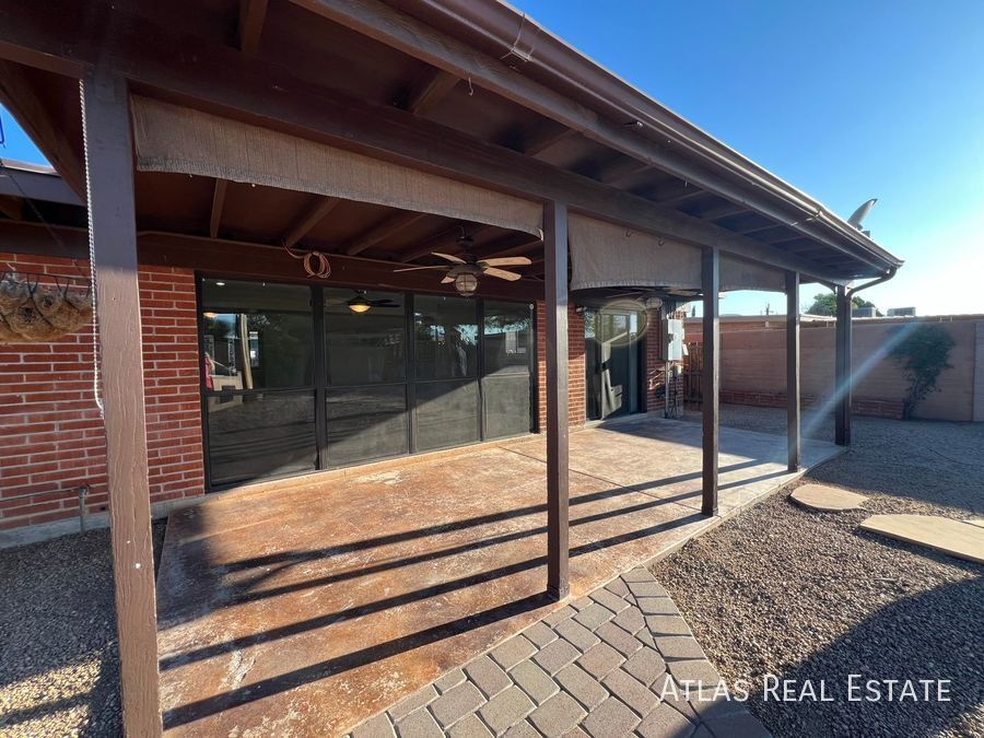 Building Photo - 1002 S Seco Pl