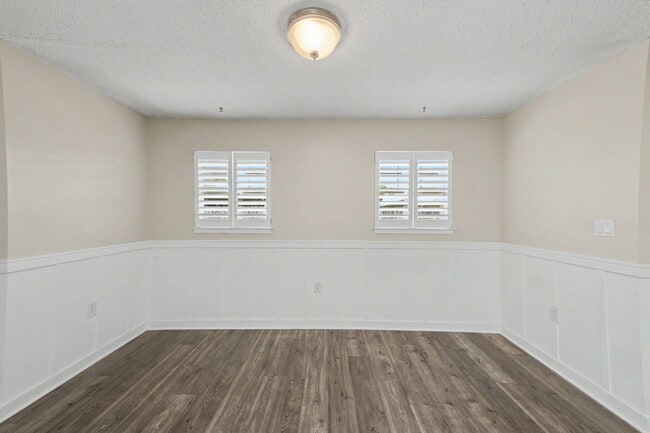 Building Photo - 6 Pinehurst Dr