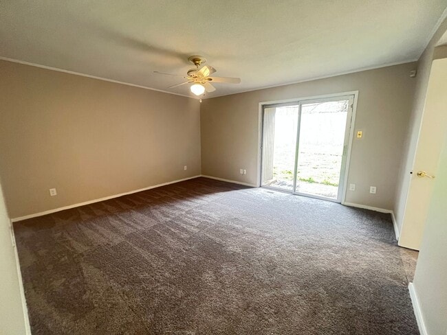 Building Photo - Beautiful renovated East Memphis condo located in the Richland area! Community Pool! Small pets a...