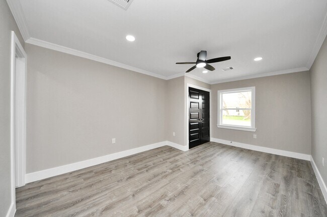 Building Photo - 10114 Fairfax St