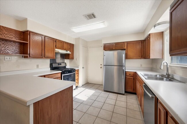 Building Photo - 605 Kingfisher Creek Dr - Nature lovers pa...