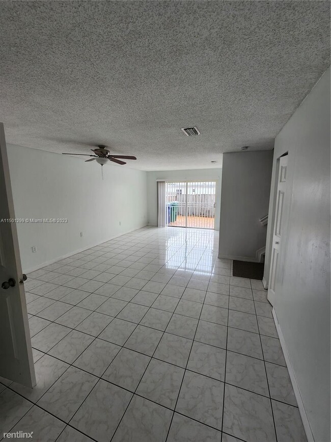 Building Photo - 4 br, 3 bath Condo - 384 NW 114th Ave # 20...