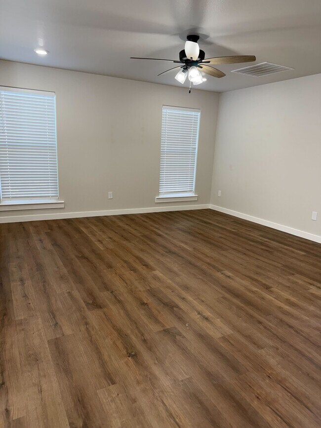 Building Photo - 10307 Creek St