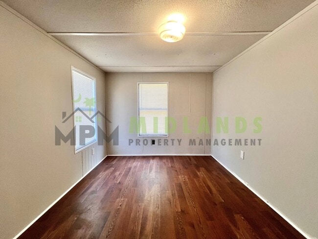 Building Photo - 2413 S Lake Dr