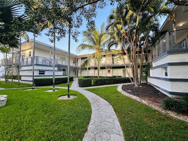 Building Photo - 946 Bay Dr E