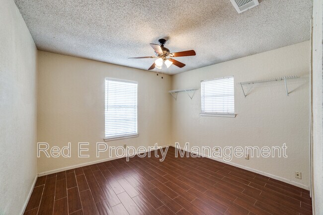 Building Photo - 5602 Ivanhoe St