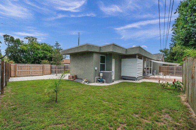 Building Photo - Charming Two-Bedroom Home with a Fenced Ba...