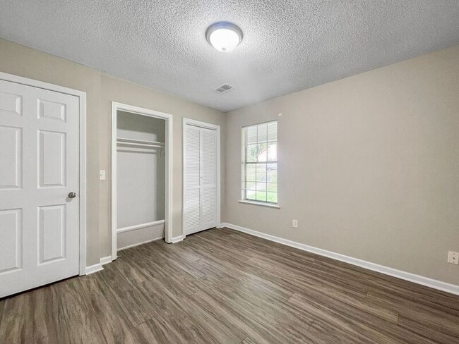 Building Photo - 2135 Valley Oaks Dr SE