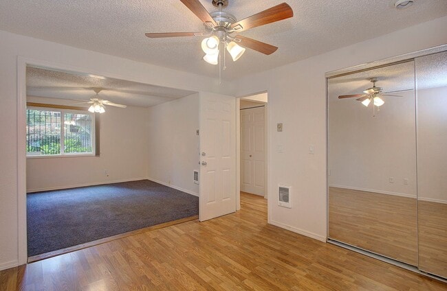 Building Photo - Bright 3 Bedroom 2 Bath Home in Pinebrook! Stainless Appliance Package