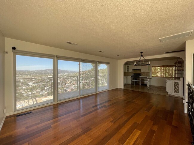 Building Photo - Gorgeous 5 Bed House - Amazing View!