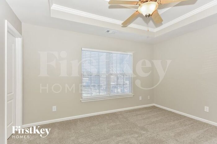 Building Photo - 811 Royal Oaks Dr