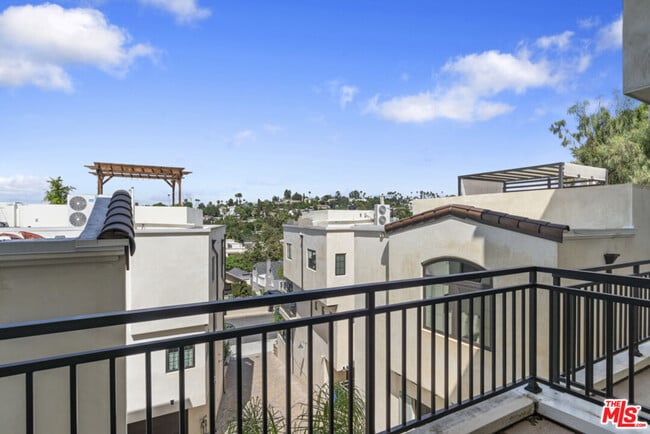 Building Photo - 738 Parkman Ave