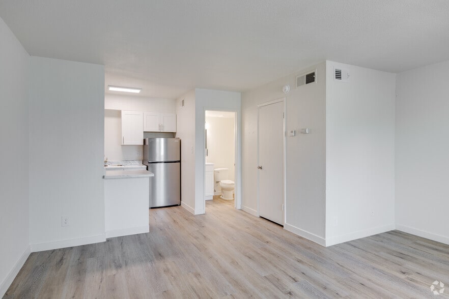 Studio, 1BR - 405SF - Kitchen - La Terraza
