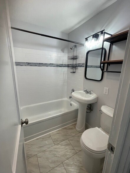 Building Photo - 702 Southgate Dr