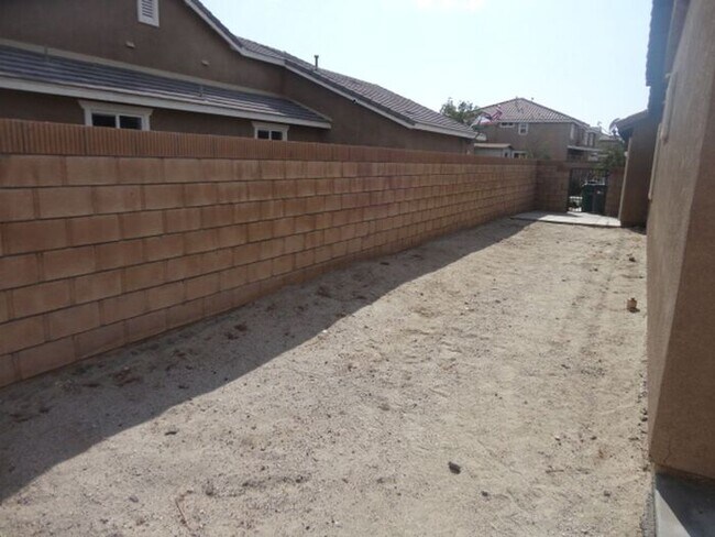 Building Photo - Beautiful 3 + 2 Single Story Home Palmdale