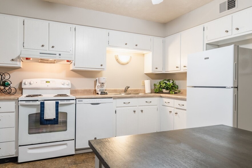 Building Photo - The Colonial Apartments