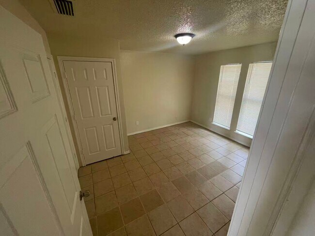 Building Photo - Beautiful 4 Bedroom 2 Bathroom in Plano!