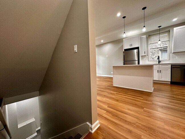 Building Photo - Amazing 4-bed Duplex by UIC