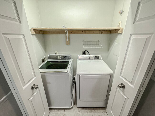 Building Photo - Fantastic 2 Bed 2.5 Bath Condo With A Spac...