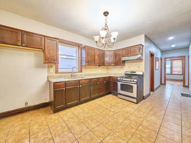 Building Photo - 3016 W 41st St