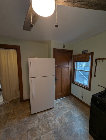 kitchen/entry - 2340 N Bremen St