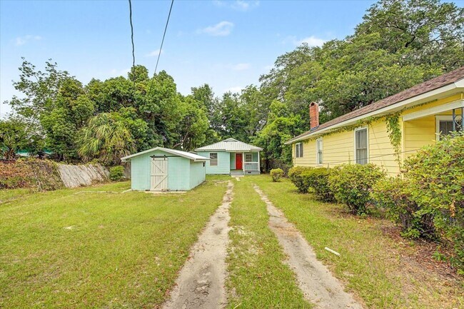 Building Photo - 2 bedroom minutes from SCAD