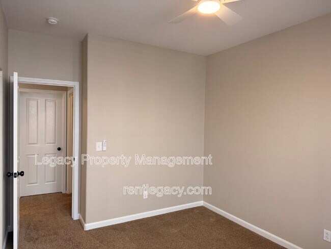 Building Photo - 4711 Summerset Dr