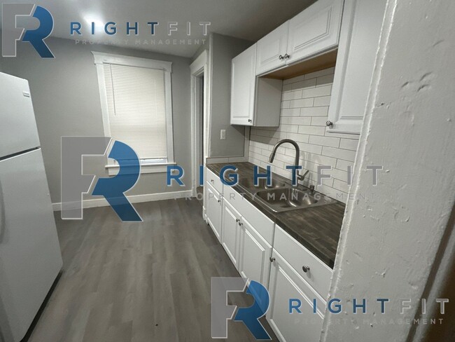 Building Photo - Newly Renovated Home in Dayton!