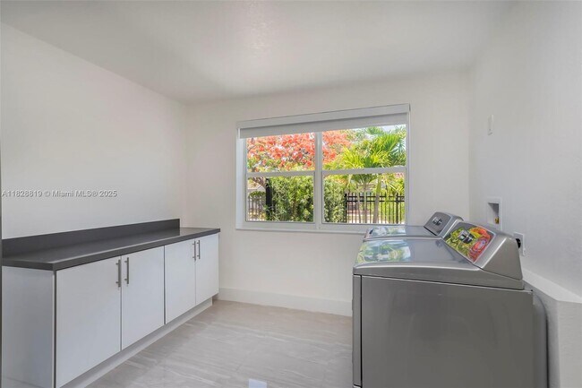Building Photo - 590 SW 23rd Ave