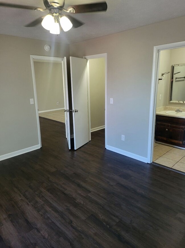 Building Photo - Nice three bedroom with bonus room in Laverne