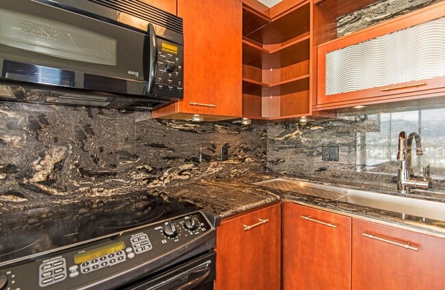 Building Photo - For Rent: 1-Bedroom Condo in Waikiki (24th...