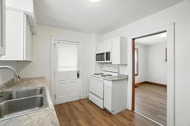 Building Photo - 825 S Terrace Ave