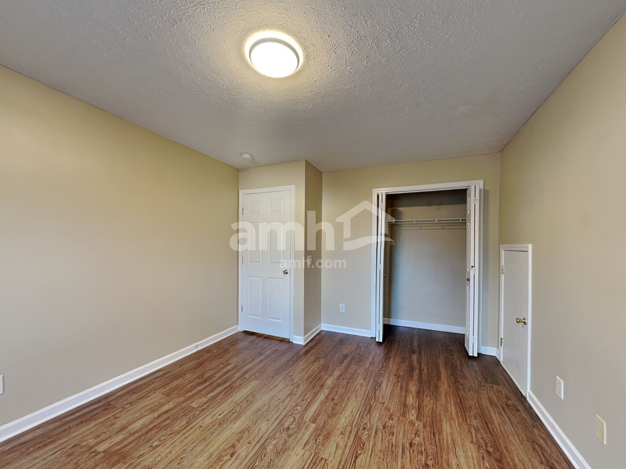 Building Photo - 280 Iris Dr