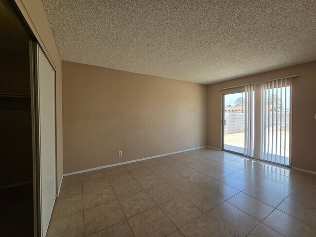 Building Photo - 3 Bedroom Home off of Hollywood– Now Offer...