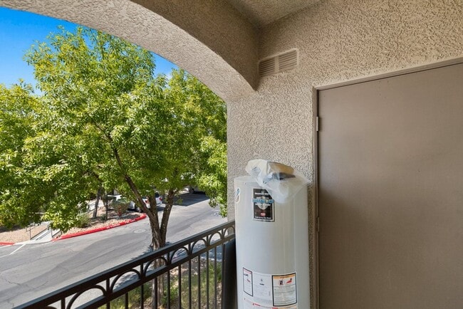 Building Photo - *VERY NICE CONDO IN GATED COMMUNITY !