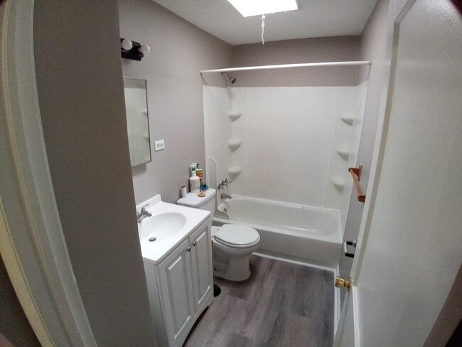 Building Photo - 3Br/1.5Ba Fully Renovated Townhouse