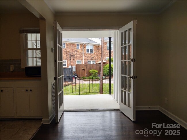 Building Photo - 910 McAlway Rd