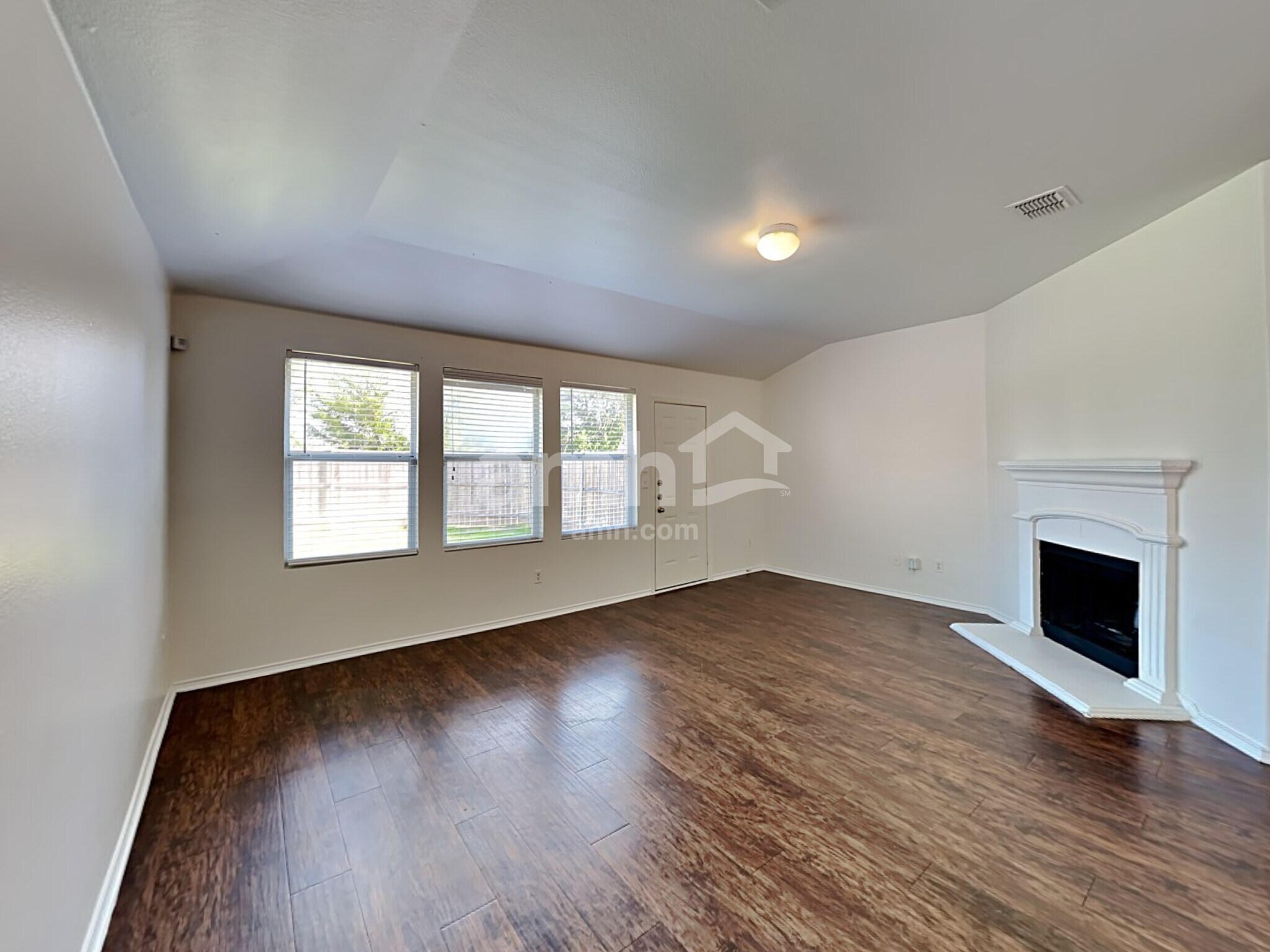 Building Photo - 742 Mission Ln