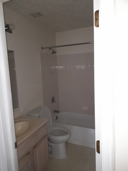 Building Photo - 2705 Claybrooke Dr