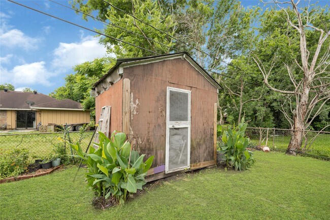Building Photo - 5714 Peacock St