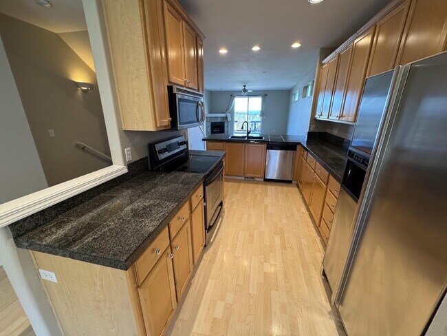 Building Photo - 3 Story Townhome in West Linn.