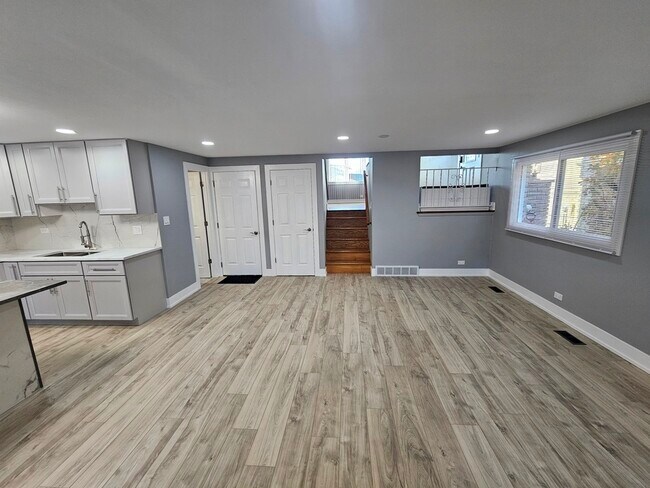 Building Photo - 1535 E Jane Ave