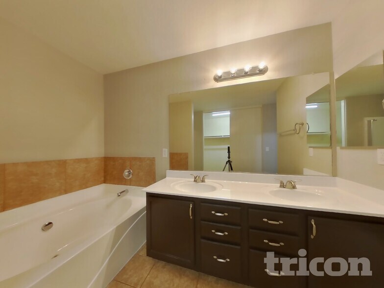 Building Photo - 15923 N 169th Dr