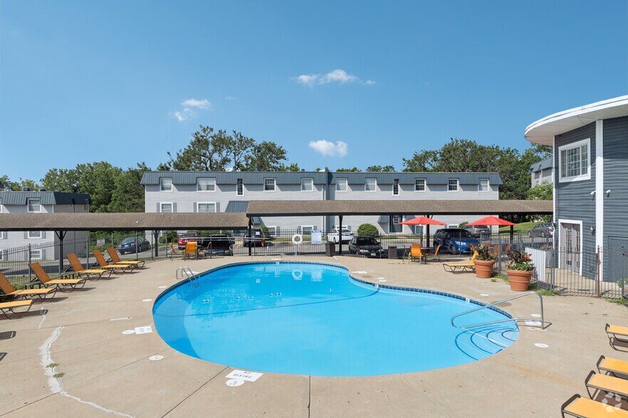 Pool - Latitude 72