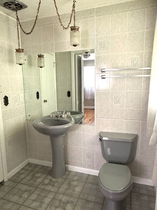 Building Photo - IMMACULATE ONE LEVEL HOME AVAILABLE IN SUR...