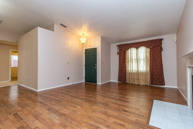 Building Photo - Beautiful Spacious Country Living Home!