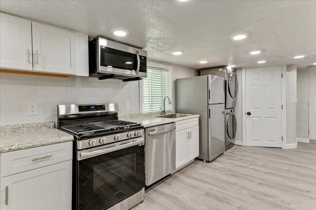 Building Photo - 672 S 200 W