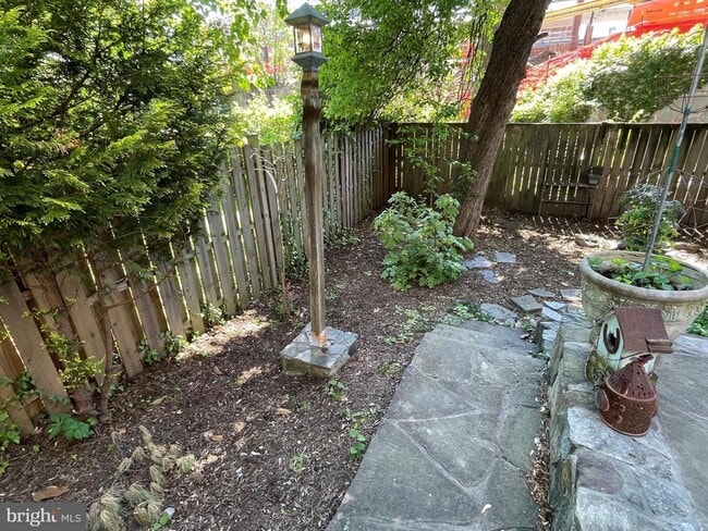 Building Photo - 19 Sunset Dr