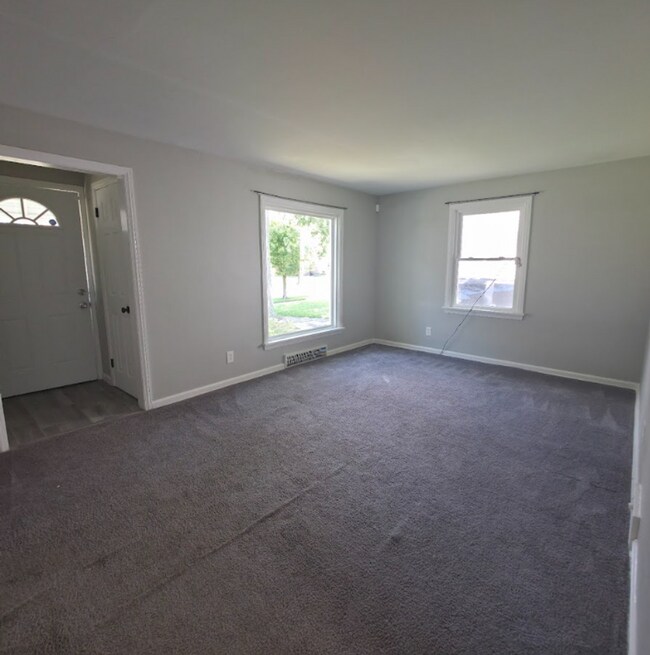 Building Photo - Single Family Home 3 beds 2 bath Available Now!